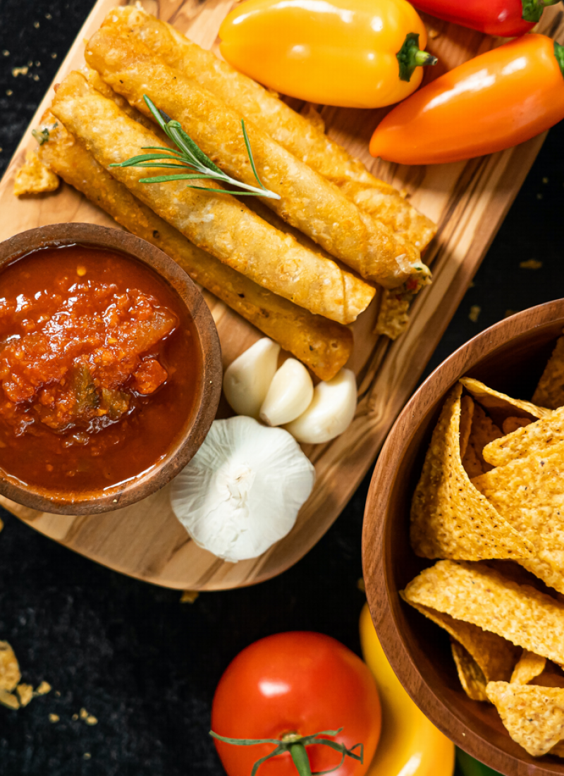 Taquitos aux haricots et salsa fraîche