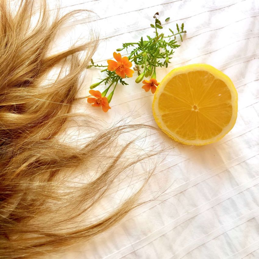 Éclaircir ses cheveux naturellement