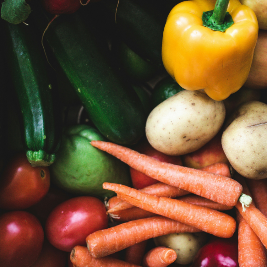Manger un arc-en-ciel de légumes